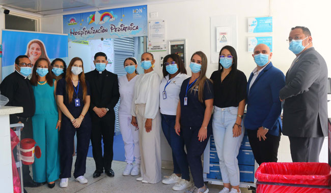 Administrativos, docentes y estudiantes del Programa de Licenciatura en Educación Infantil de UNIMINUTO Buga, en compañía del personal del Hospital Divino niño en Guadalajara de Buga