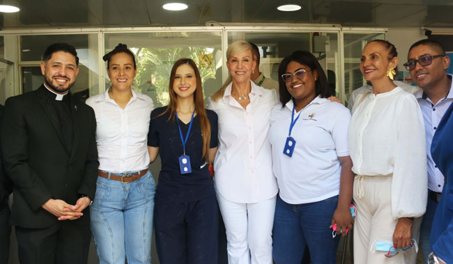 Gobernadora del Valle del Cauca, Dra. Dilian Francisca Toro; Alcaldesa de Guadalajara de Buga, Karol Martinez y personal de UNIMINUTO en la inauguración de las Aulas Hospitalarias en Guadalajara de Buga
