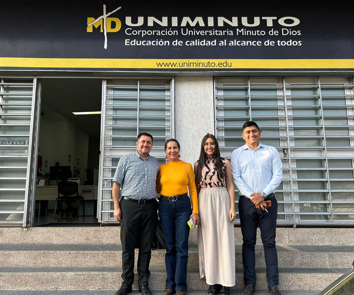 Personal de la Universidad Politécnica Estatal del Carchi y UNIMINUTO en las instalaciones del CU Chinchiná