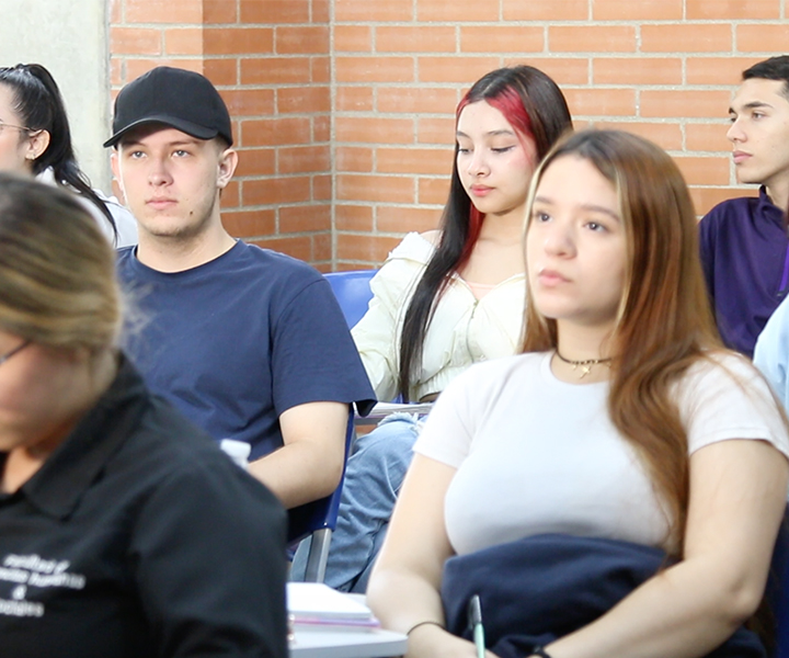 Estudiantes de UNIMINUTO recibiendo clases en el aula 
