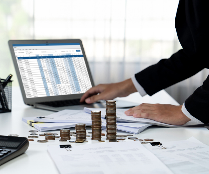 computador juanto a unas monedas en un escritorio