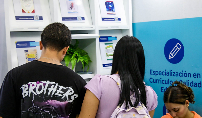 Dos usuarios haciendo uso del QR en la Fiesta del libro 