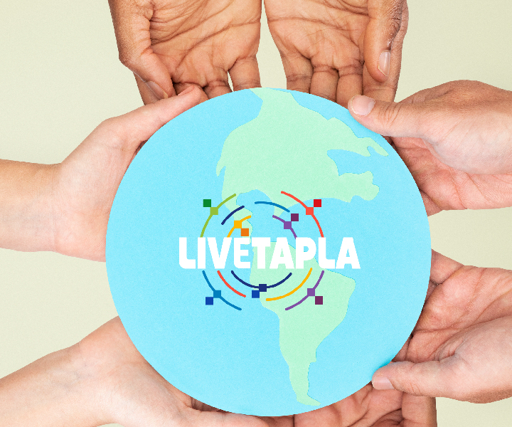 Manos sosteniendo un mundo