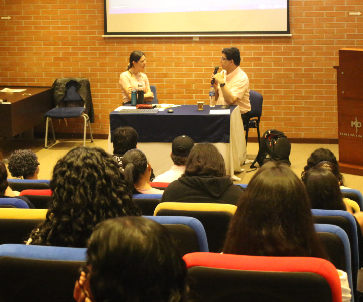 Ponentes del seminario en el auditorio de UNIMINUTO dictando una conferencia sobre clínica psicología. 