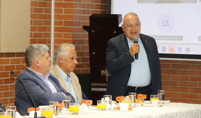 Empresario interviniendo en reunión Grupo Amén 