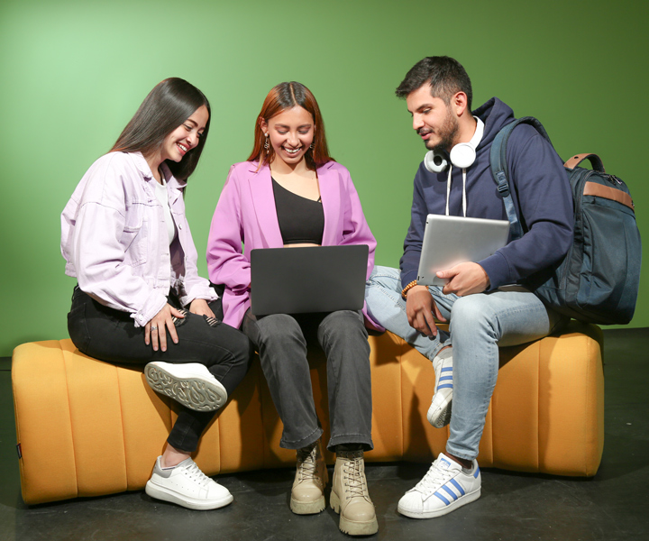 estudiantes con computador de UNIMINUTO
