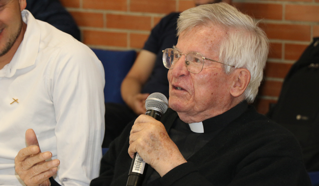 Padre Diego Jaramillo Cuartas, cjm dialogando en reunión Grupo Amén 