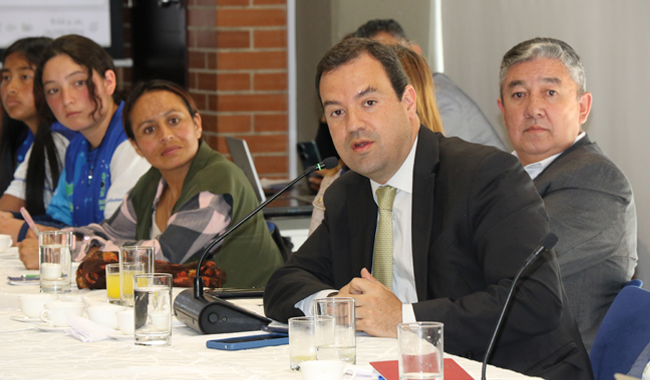 Empresario dialogando en reunión Grupo Amén 