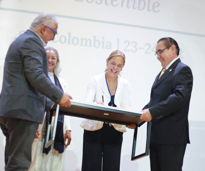 Rectores firmando convenio interuniversitario