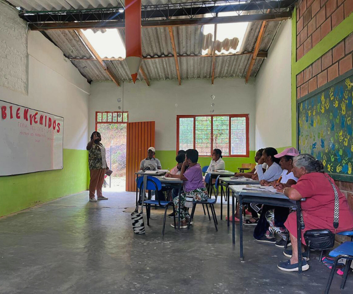 Estudiantes en salón de clases rural