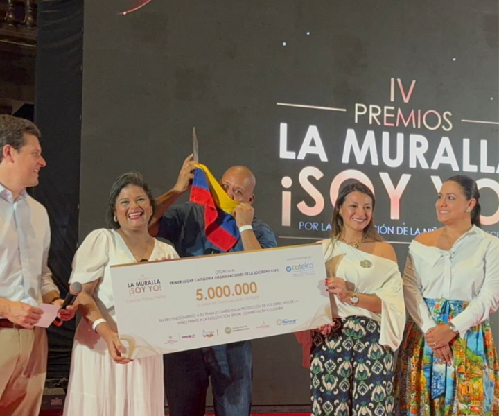 Docente recibiendo premio 