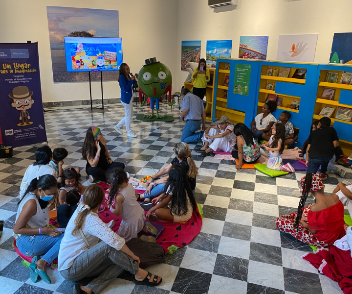 Egresadas hablándoles a un grupo de personas