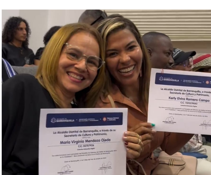 Dos mujeres sonriendo felices con su reconocimiento 