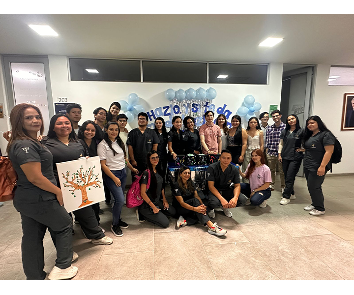 Un grupo de estudiantes y profesionales de Psicología de UNIMINUTO Centro Universitario Cúcuta se reúne durante una actividad de sensibilización sobre la salud mental. 