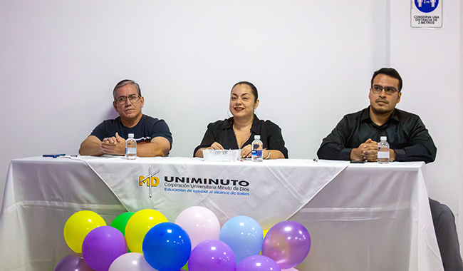 Imagen del jurado de la Noche de Talentos realizada en el Centro Universitario Cúcuta durante la Semana UNIMINUTO 2024. 