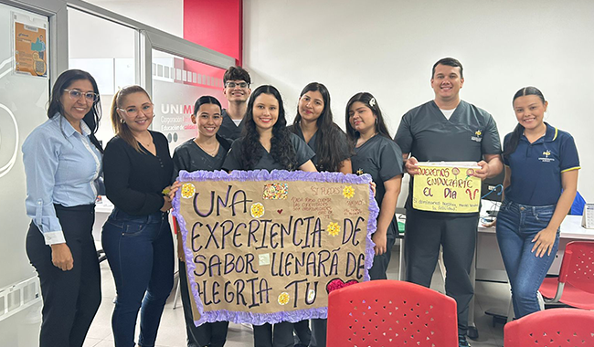 Grupo de estudiantes de Psicología y Administrativos en evento de salud mental en UNIMINUTO