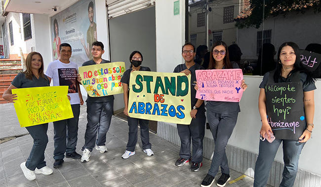Estudiantes de Psicología de UNIMINUTO Centro Universitario Cúcuta participan en un "Stand de abrazos" durante una actividad de sensibilización sobre la salud mental.