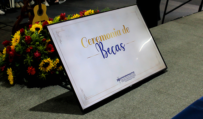 Pantalla digital que muestra la frase "Ceremonia de becas"