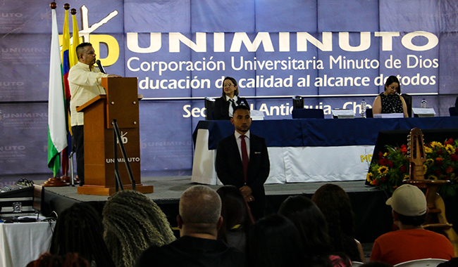 Rector de UNIMINUTO Seccional Antioquia - Chocó, en su discurso de la ceremonia de becas