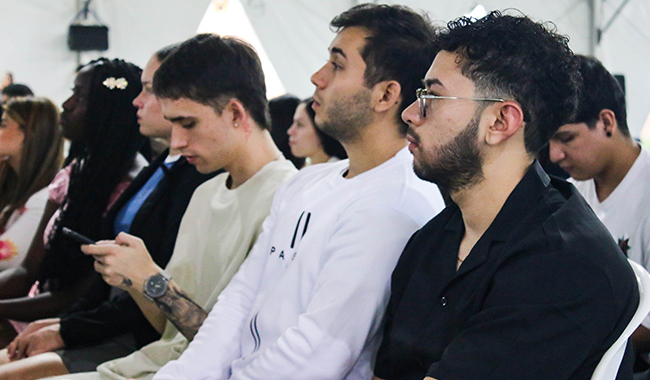 Estudiantes asistentes en la ceremonia de entrega de becas