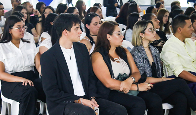 Estudiantes asistentes en la ceremonia de entrega de becas