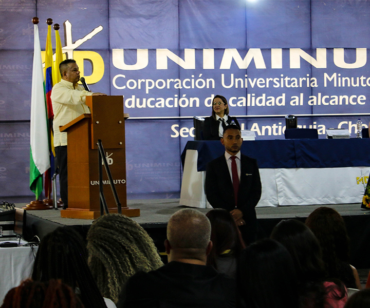 Rector de UNIMINUTO Seccional Antioquia - Chocó, en su discurso de la ceremonia de becas