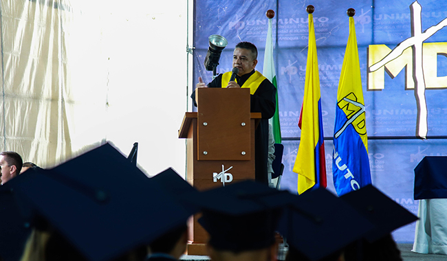 Rector de UNIMINUTO dando su discurso durante la ceremonia de grados