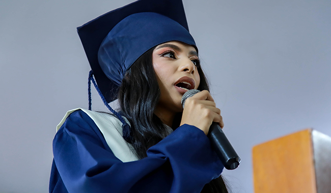 Graduada dando un discurso en nombre de todos sus compañeros en la ceremonia de graduación. 
