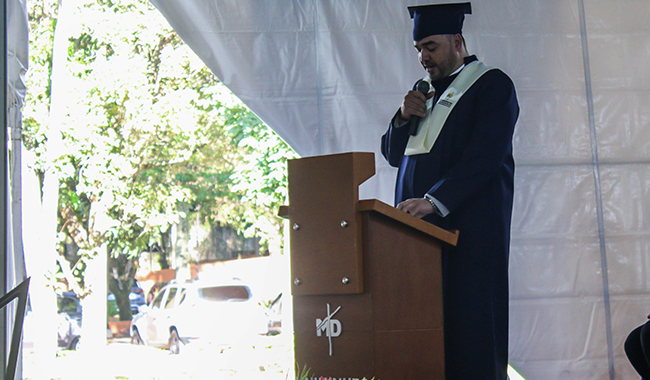 Graduado dando un discurso en nombre de todos sus compañeros en la ceremonia de graduación. 