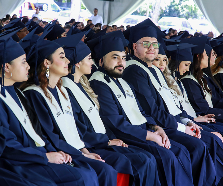 Estudiantes con toga y birrete en la ceremonia de grados de UNIMINUTO Seccional Antioquia - Chocó