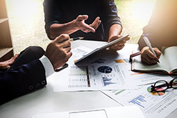 Mujeres y hombres reunidos en una sala de juntas 