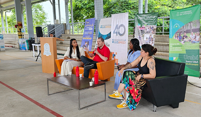 Cinco ponentes hablando durante el XI Foro Subregional en Urabá.