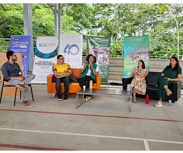 Cinco ponentes hablando durante el XI Foro Subregional en Urabá.