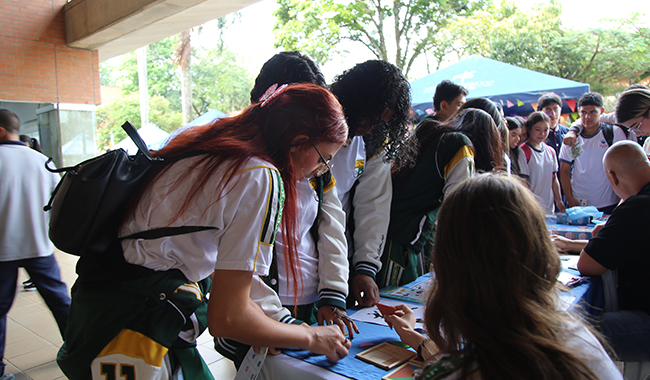 Estudiantes de colegio visitando la sede de UNIMINUTO seccional Antioquia - Chocó