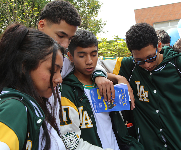 Estudiantes de colegio visitando la sede de UNIMINUTO seccional Antioquia - Chocó