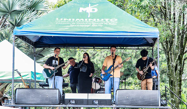 Banda de música en el escenario de UNIMINUTO.