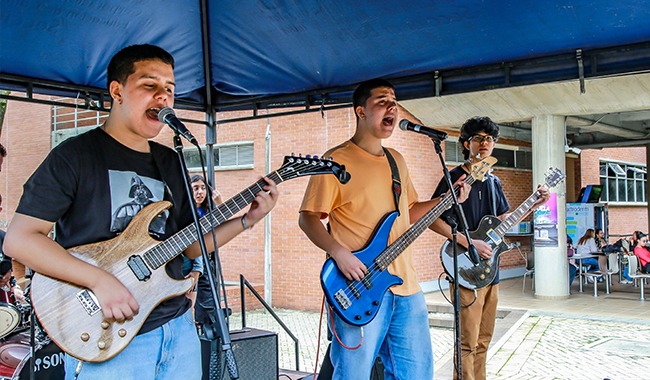 Banda de música en el escenario de UNIMINUTO.