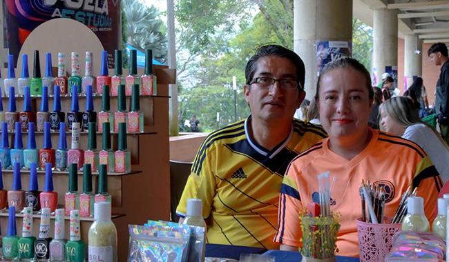 Emprendores atendiendo su stand en la feria de UNIMINUTO