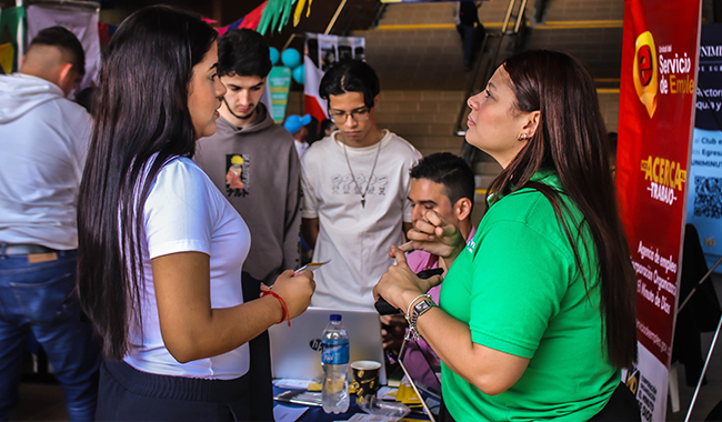 Estudiantes recibiendo asesoría de crédito educativo. 