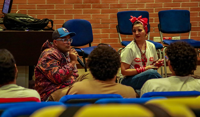 Estudiantes y docentes reunidos en un conversatorio académico 