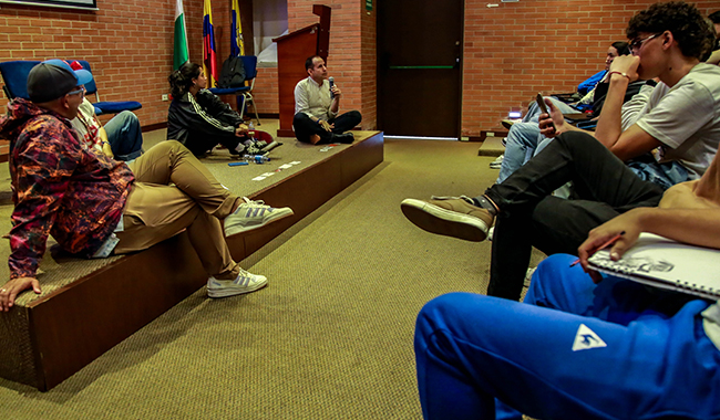 Estudiantes y docentes reunidos en un conversatorio académico 