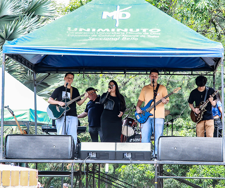Banda de música en el escenario de UNIMINUTO.