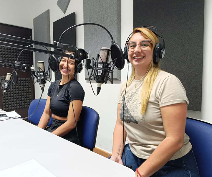 Estudiantes pertenecientes al semillero en la cabina de radio grabando el podcast.