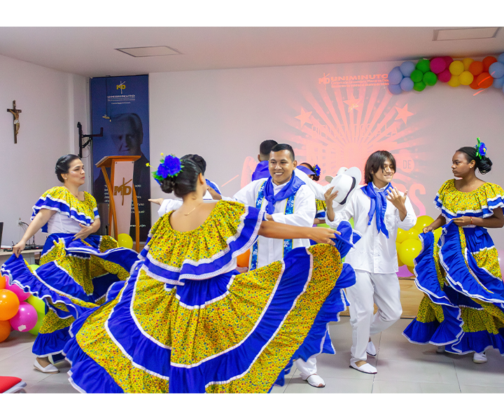 Imagen de una presentación de danza folclórica durante la Noche de Talentos en el Centro Universitario Cúcuta, en el marco de la Semana UNIMINUTO 2024.