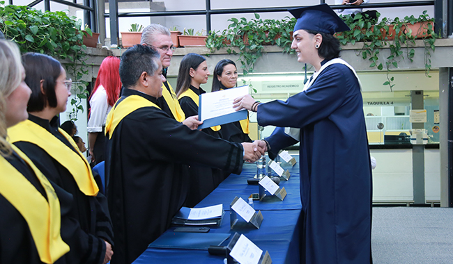 Rector de UNIMINUTO Seccional Antioquia - Chocó entregando certificados a los estudiantes.
