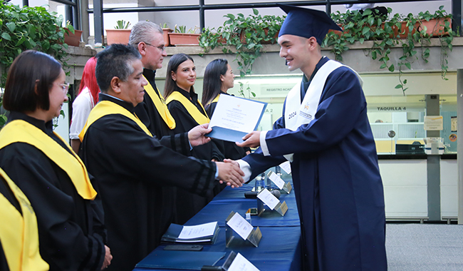 Rector de UNIMINUTO Seccional Antioquia - Chocó entregando certificados a los estudiantes.