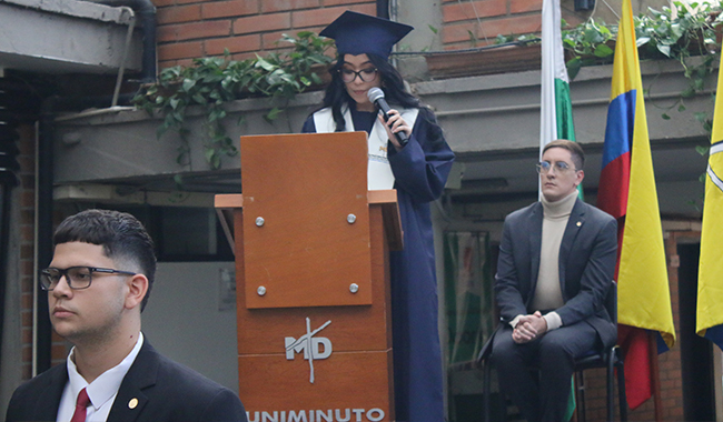 Estudiante Karol Mantilla dando su discurso de certificación. 