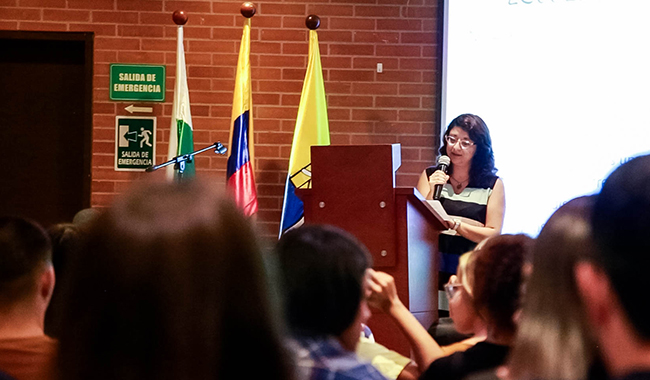 Ponente dictando su conferencia en el encuentro por la paz de UNIMINUTO Seccional Antioquia - Chocó