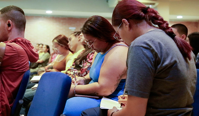 Asistentes escuchando atentas las temáticas del encuentro por la paz de UNIMINUTO Seccional Antioquia - Chocó