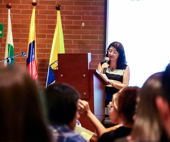 Ponente dictando su conferencia en el encuentro por la paz de UNIMINUTO Seccional Antioquia - Chocó
